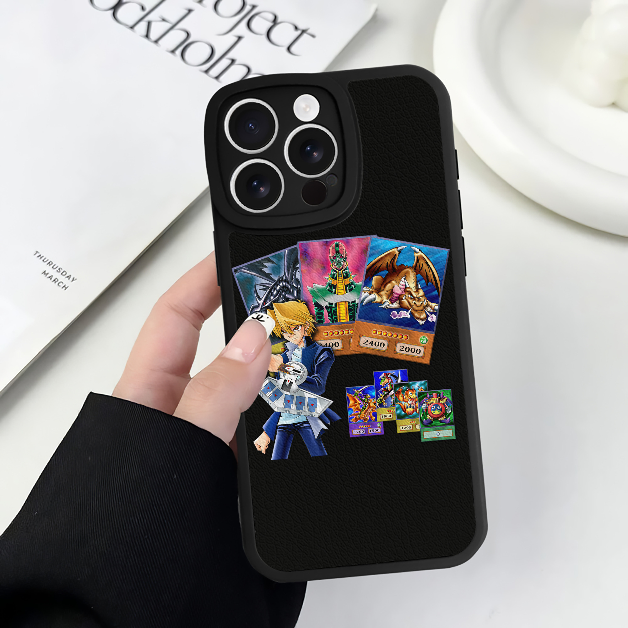 （画像用） 遊☆戯☆王 Yu-Gi-Oh! 【iPhone 16シリーズ対応】シリコンスマホケース（レザー調） 材質：シリコン